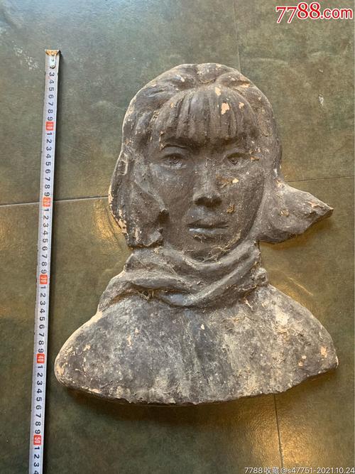 萧红浮雕像 冰城女作家的沉默见证